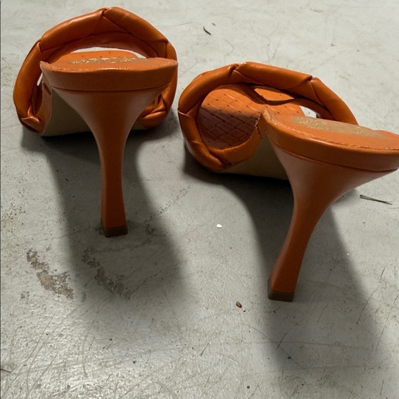 Vince Camuto Women's Bold Orange Sandals BRAND NEW - Size 7 Low Heels - Picture 3 of 4